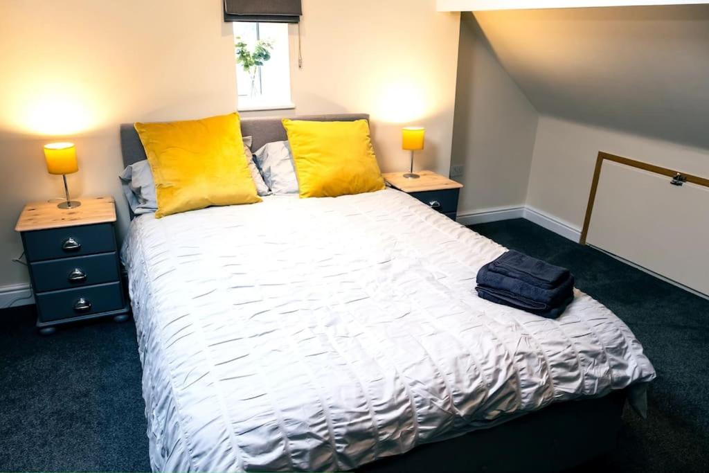 4 Bedroom - Sleep 9 Home In Cheadle Staffordshire - Alton Towers Polar Express Dimmingsdale Peak District Trentham Gardens Water World Exterior foto