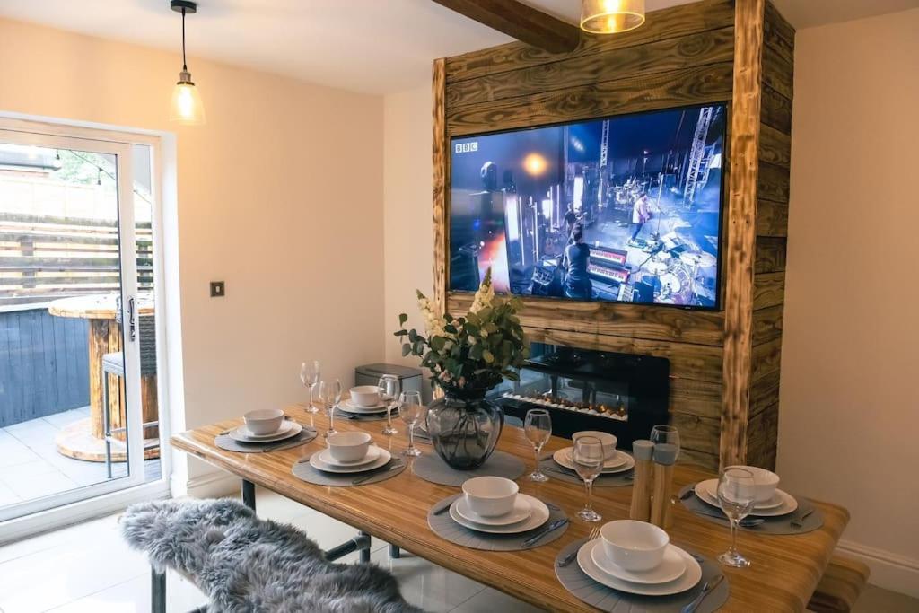 4 Bedroom - Sleep 9 Home In Cheadle Staffordshire - Alton Towers Polar Express Dimmingsdale Peak District Trentham Gardens Water World Exterior foto