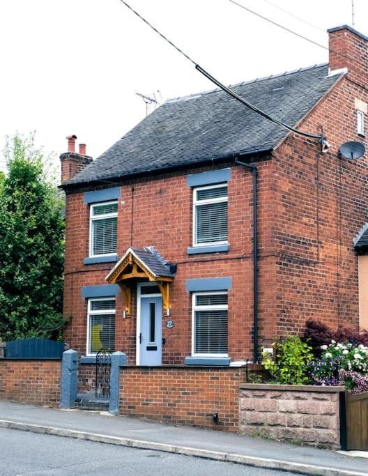 4 Bedroom - Sleep 9 Home In Cheadle Staffordshire - Alton Towers Polar Express Dimmingsdale Peak District Trentham Gardens Water World Exterior foto