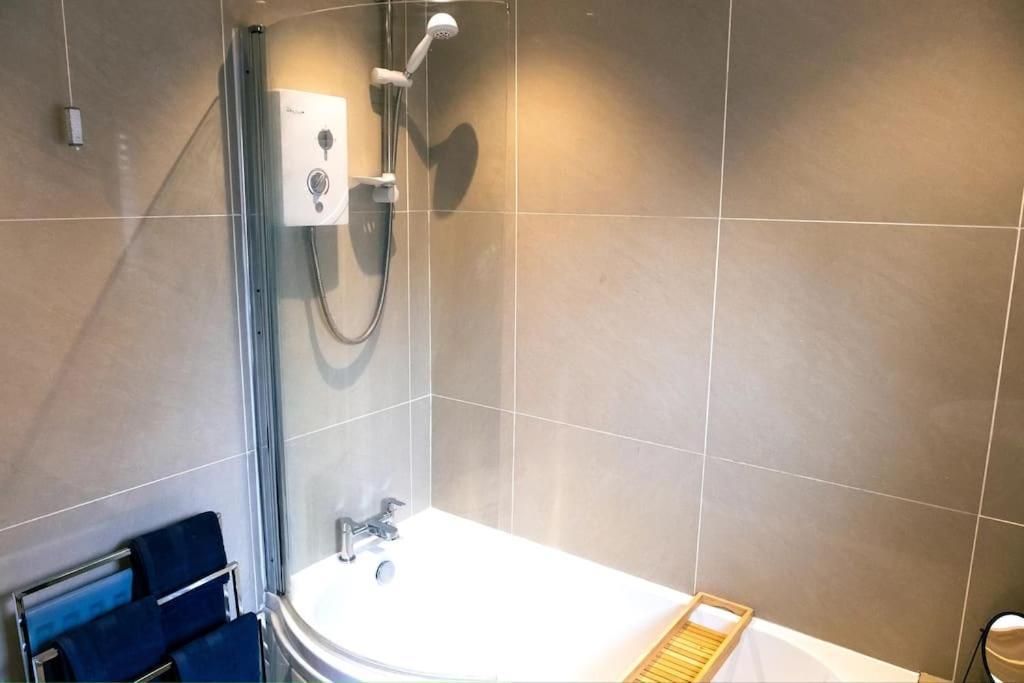 4 Bedroom - Sleep 9 Home In Cheadle Staffordshire - Alton Towers Polar Express Dimmingsdale Peak District Trentham Gardens Water World Exterior foto
