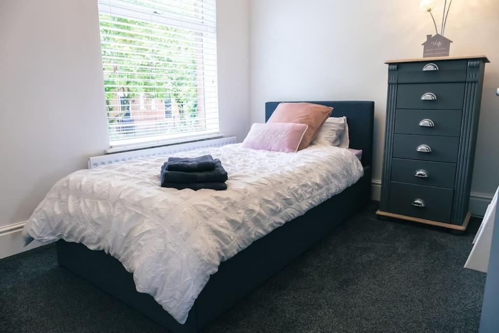4 Bedroom - Sleep 9 Home In Cheadle Staffordshire - Alton Towers Polar Express Dimmingsdale Peak District Trentham Gardens Water World Exterior foto