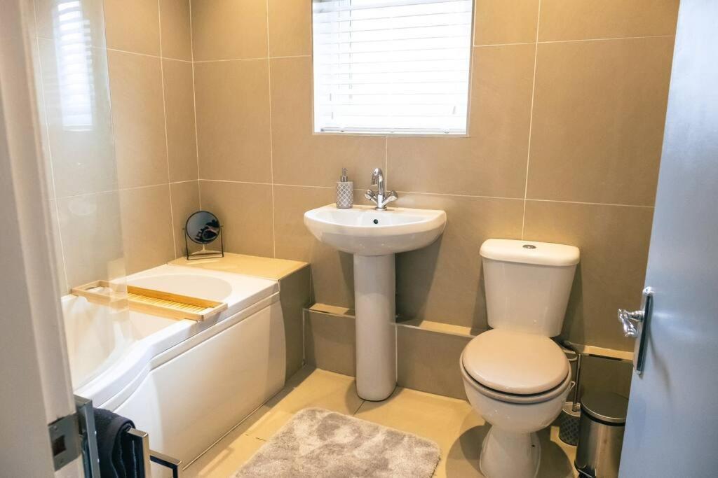 4 Bedroom - Sleep 9 Home In Cheadle Staffordshire - Alton Towers Polar Express Dimmingsdale Peak District Trentham Gardens Water World Exterior foto