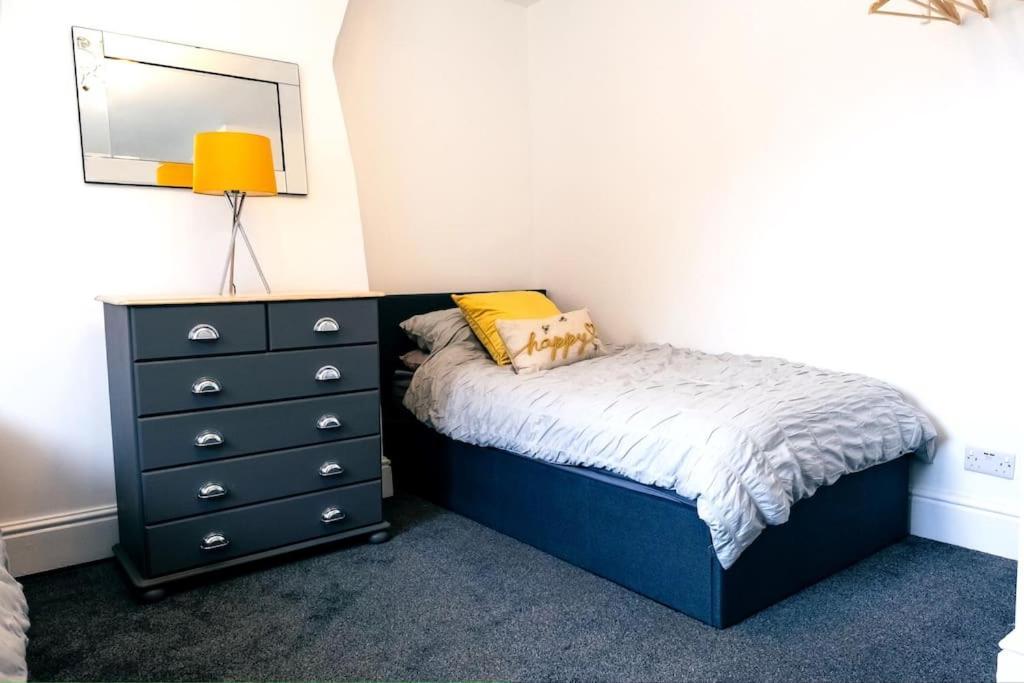 4 Bedroom - Sleep 9 Home In Cheadle Staffordshire - Alton Towers Polar Express Dimmingsdale Peak District Trentham Gardens Water World Exterior foto