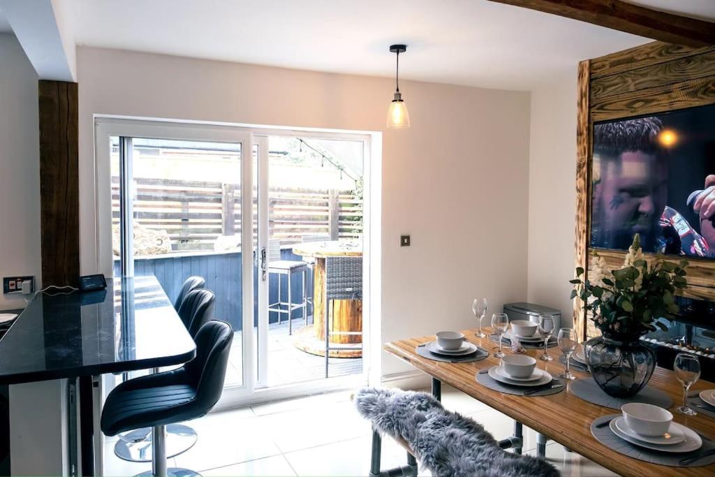 4 Bedroom - Sleep 9 Home In Cheadle Staffordshire - Alton Towers Polar Express Dimmingsdale Peak District Trentham Gardens Water World Exterior foto