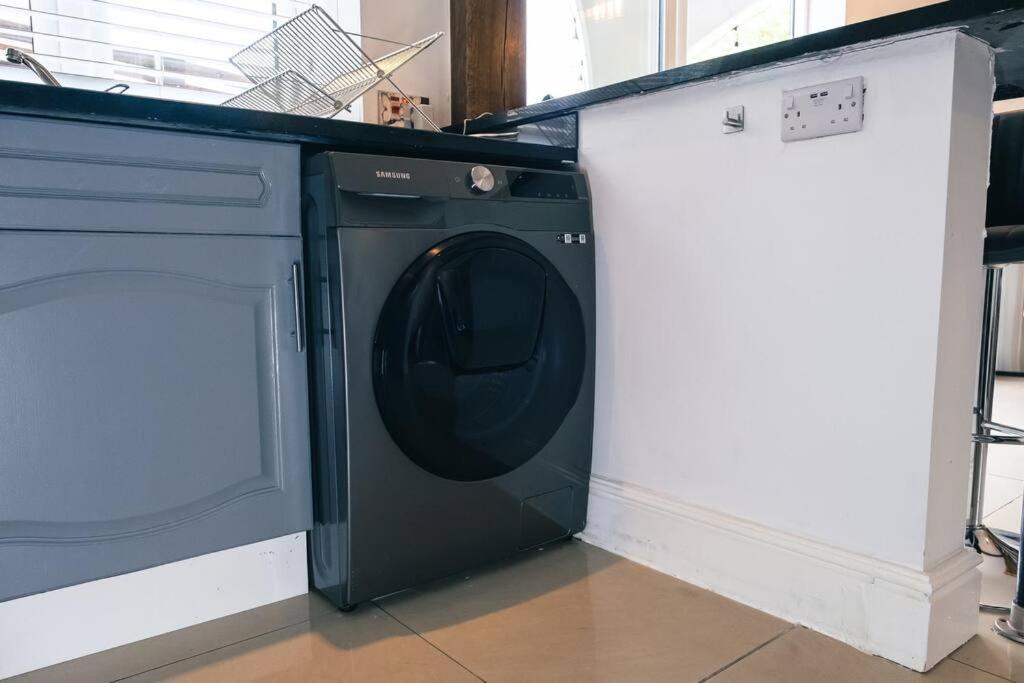 4 Bedroom - Sleep 9 Home In Cheadle Staffordshire - Alton Towers Polar Express Dimmingsdale Peak District Trentham Gardens Water World Exterior foto
